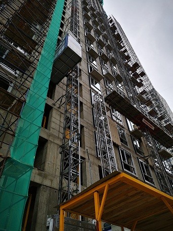 China Fully Automated Construction Hoist Elevator , 75kw Building Hoist Lift factory