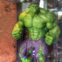 China Marvel Superhero Fiberglass Hulk Statue Life Size Resin Sculpture factory