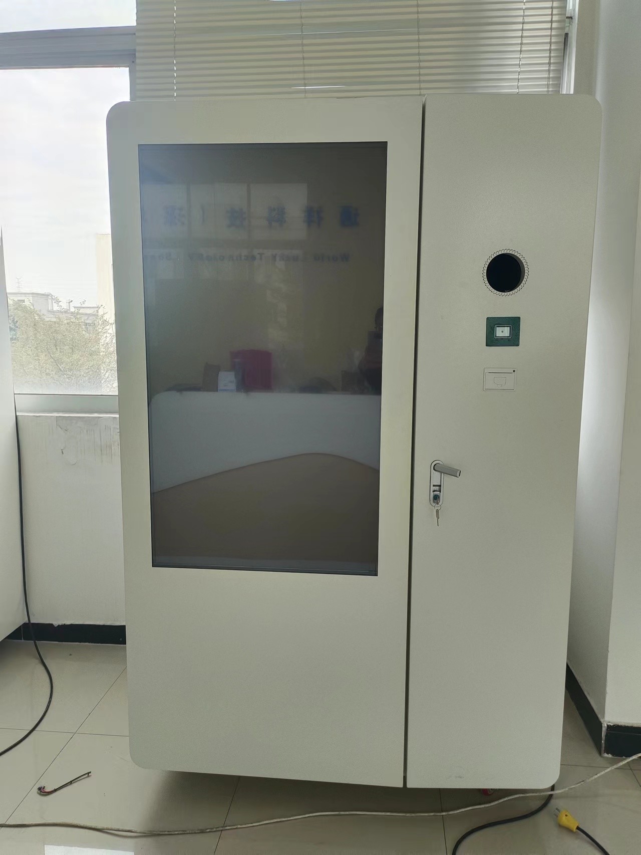 China Multi-Purpose Reverse Vending Machine for Recycling Plastic, Glass, and Metal factory