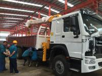 China Telescopic Boom Truck Mounted Crane / 12 Tons Cargo Mounting Crane ZZ1257M4341W factory