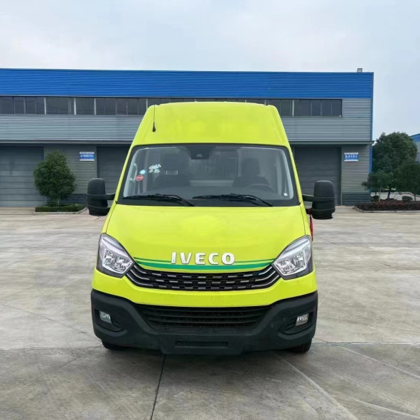 Quality Emergency Rescue Vehicle 933/1097mm Front/Rear Suspension Ambulance With Diesel Oil for sale
