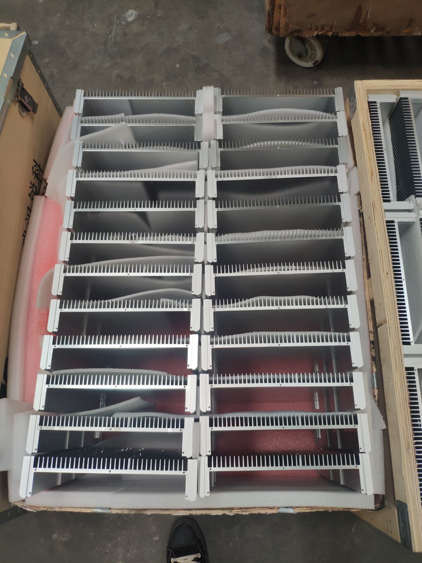 China Electronic Enclosure Aluminum Heatsink Extrusion Profile Anodized 100% QC Testing factory