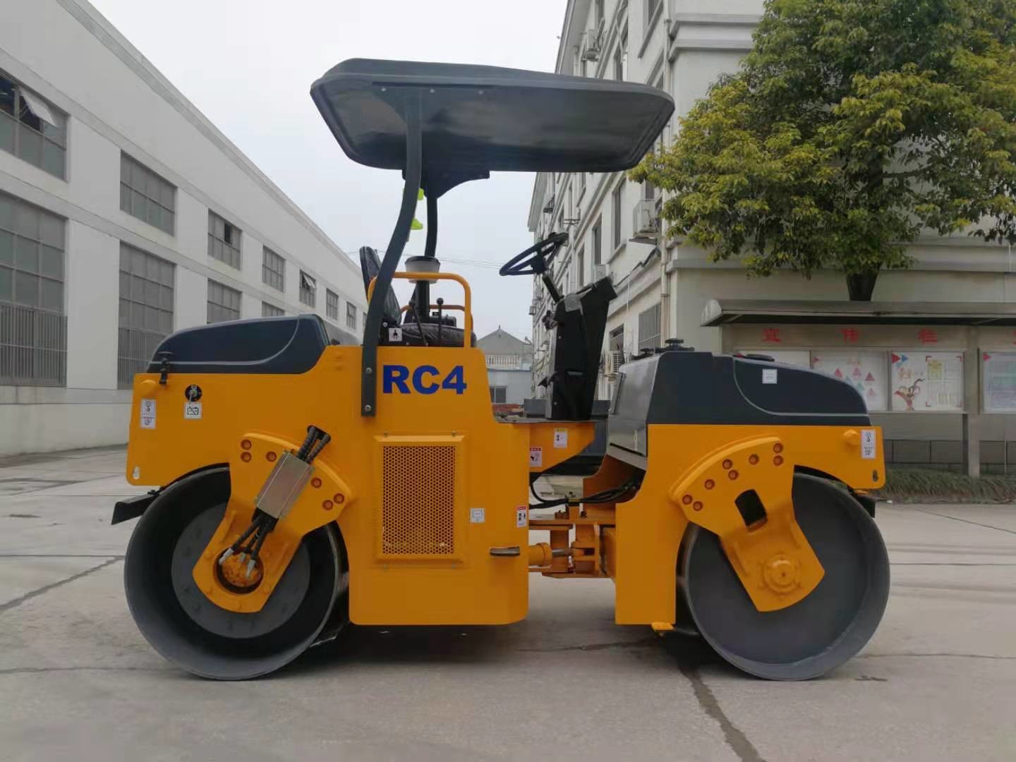 China 4000kg Vibratory Road Roller Variable Speed Roller Road Machine factory