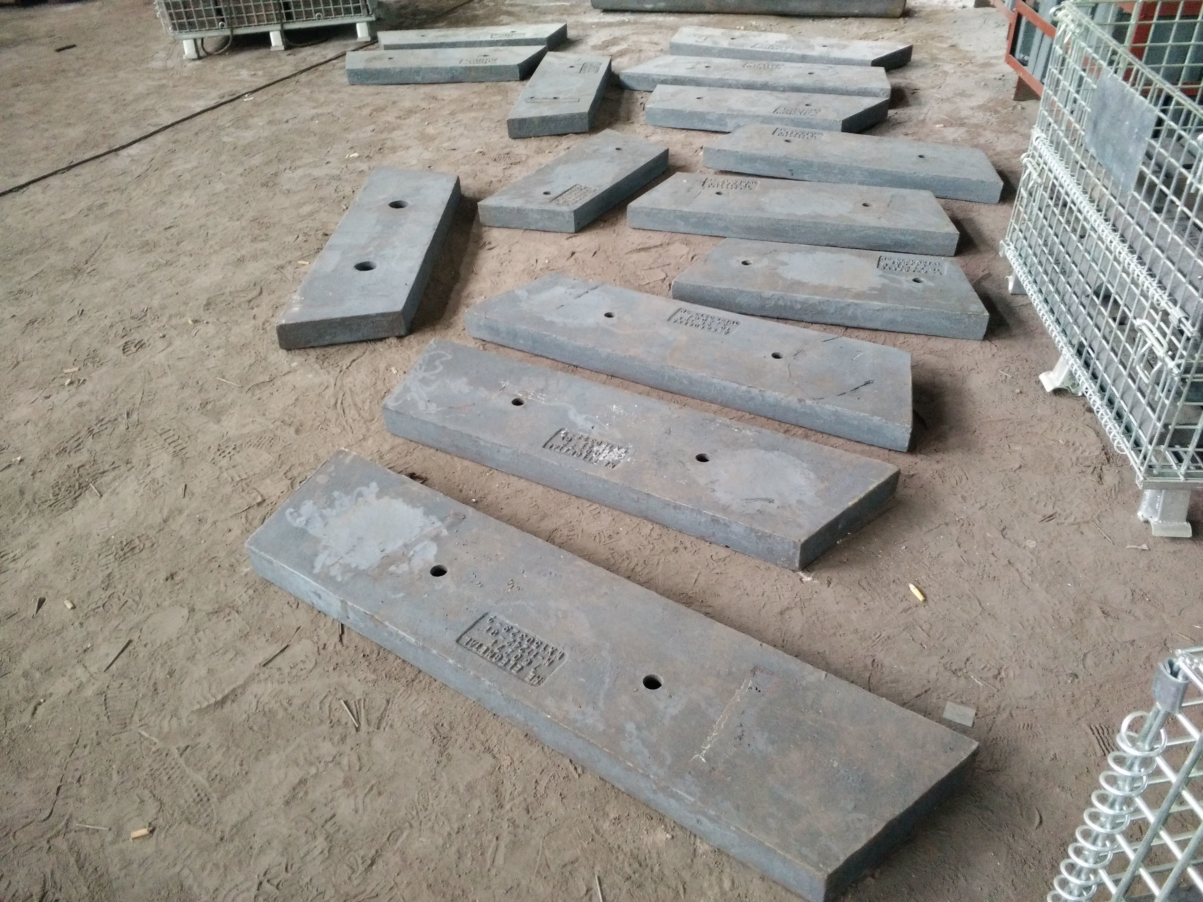 China High Cr Wear-Resistant Castings Iron Chute Lining For Grinding Mill factory