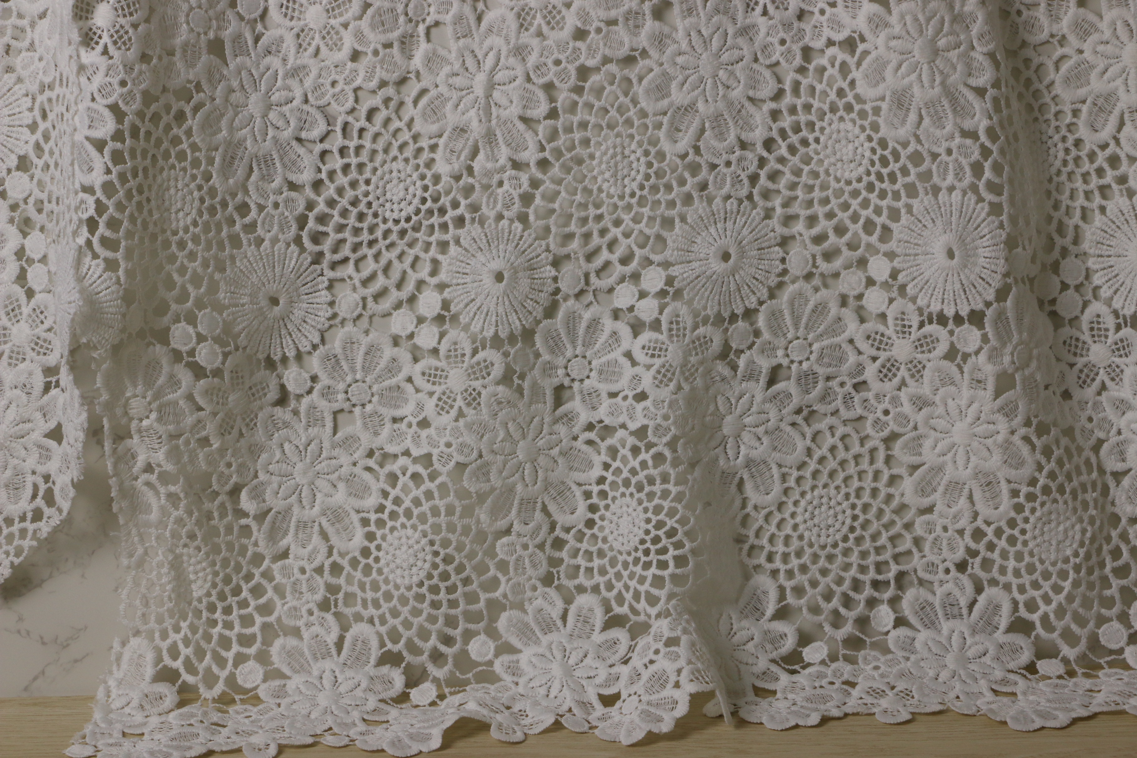 China Flower Pattern Guipure Lace White , White Chantilly Lace Fabric factory