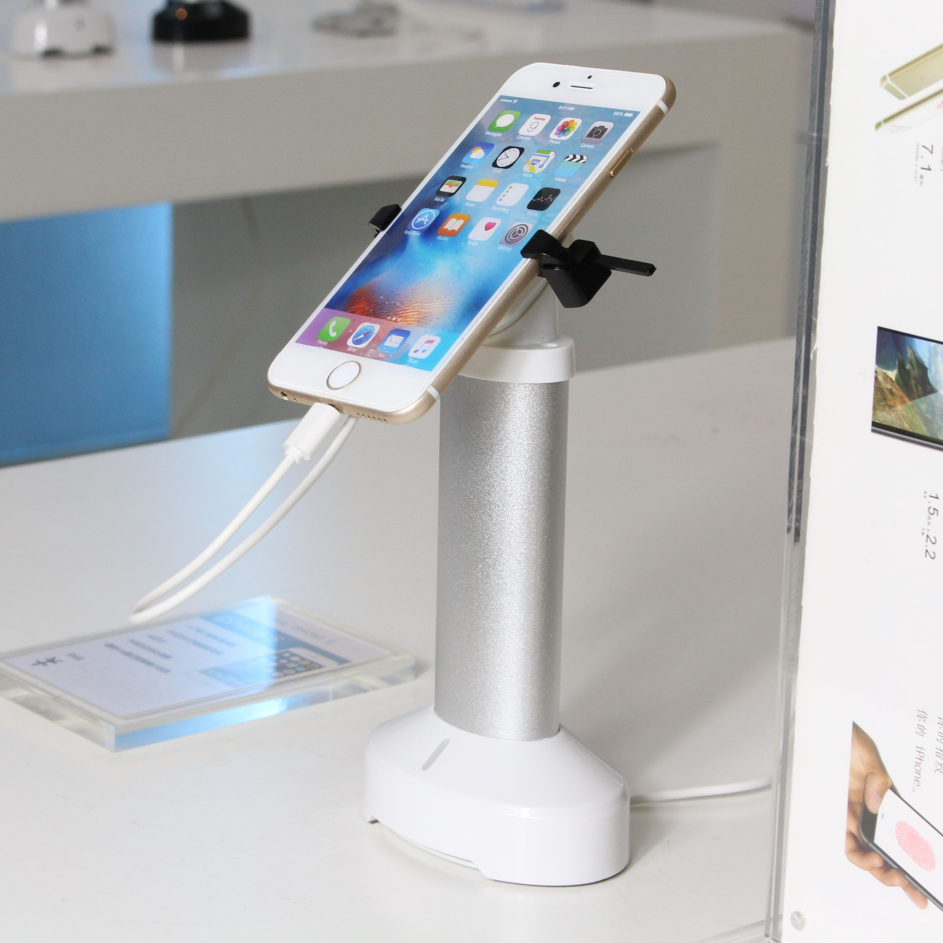 China COMER anti-theft smart phone desktop display stands with charger cables for mobile stores factory