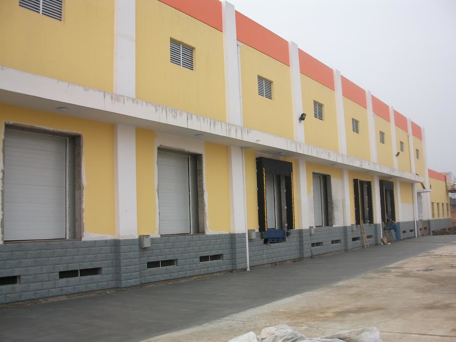 China Mall Steel Construction Insulated Sectional Doors With Polyurethane Foam factory