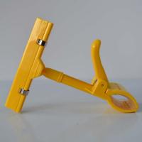 China Supermarket Thumb Shape Clips , Price Tag Holder Clip With Universal Joint factory