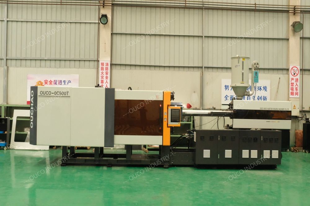 China Clamping Force Screw Injection Molding Machine 500 Ton Injection Molding Machine factory