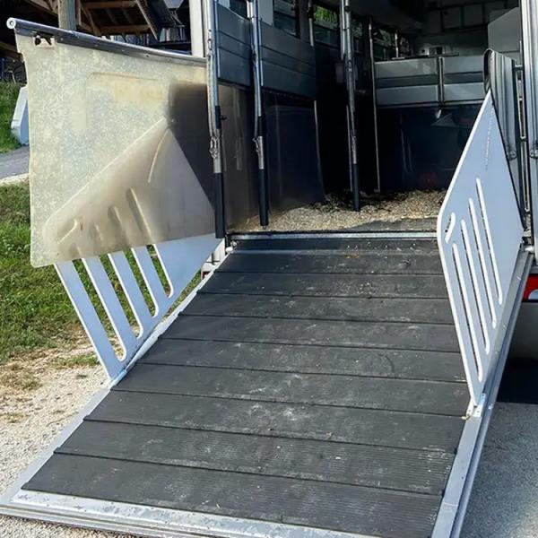 Quality Ribbed Surface Horse Trailer Mats Ramp Safety Wear Resistant With Bars for sale