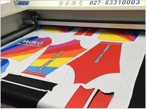 Quality Sublimation Sportwear Laser Cloth Cutting Machine Precision Cutting Without Hair Brim for sale