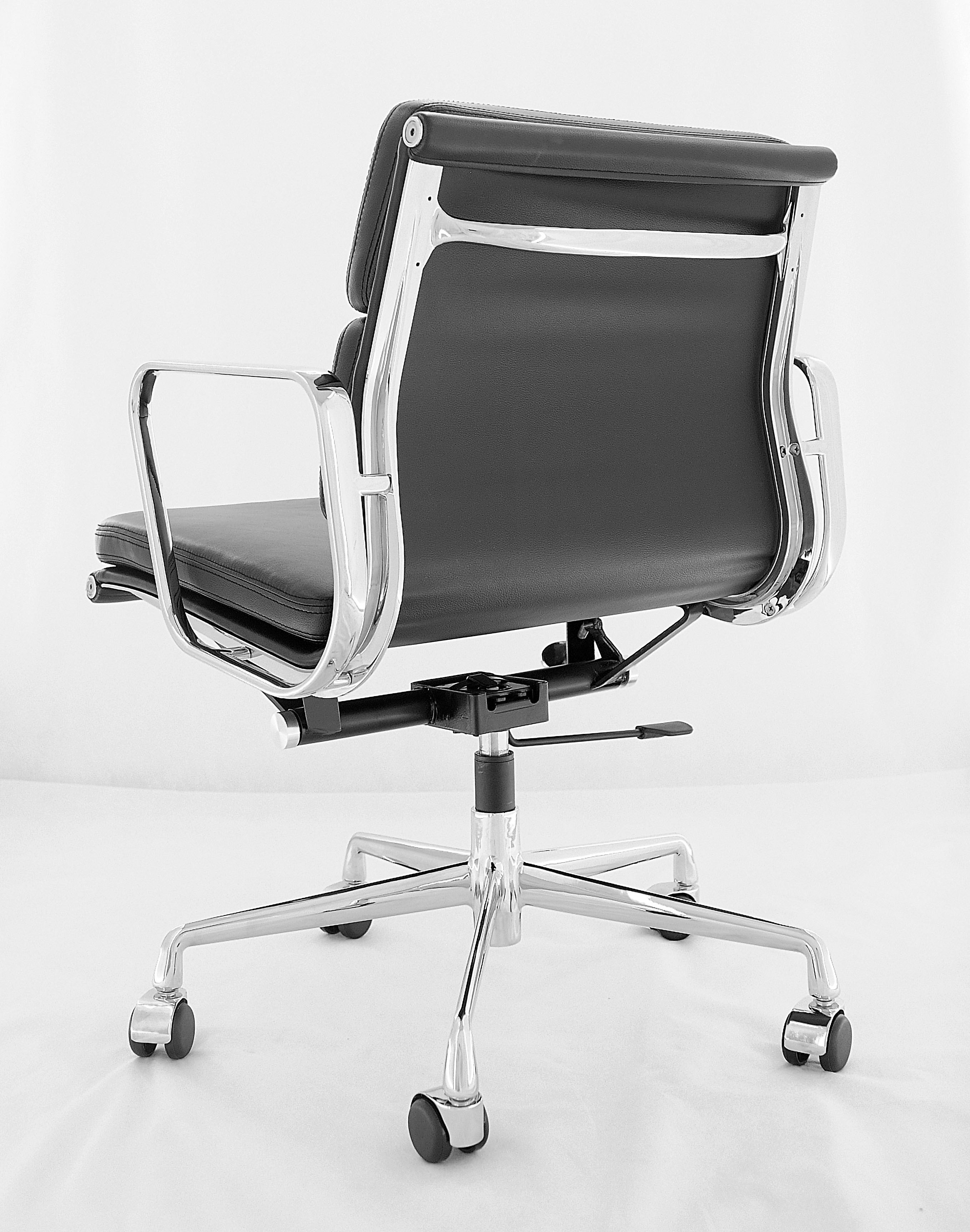 China Sturdy Stable Modern Leather Office Chair , Low Back Office Chair Optional Color factory