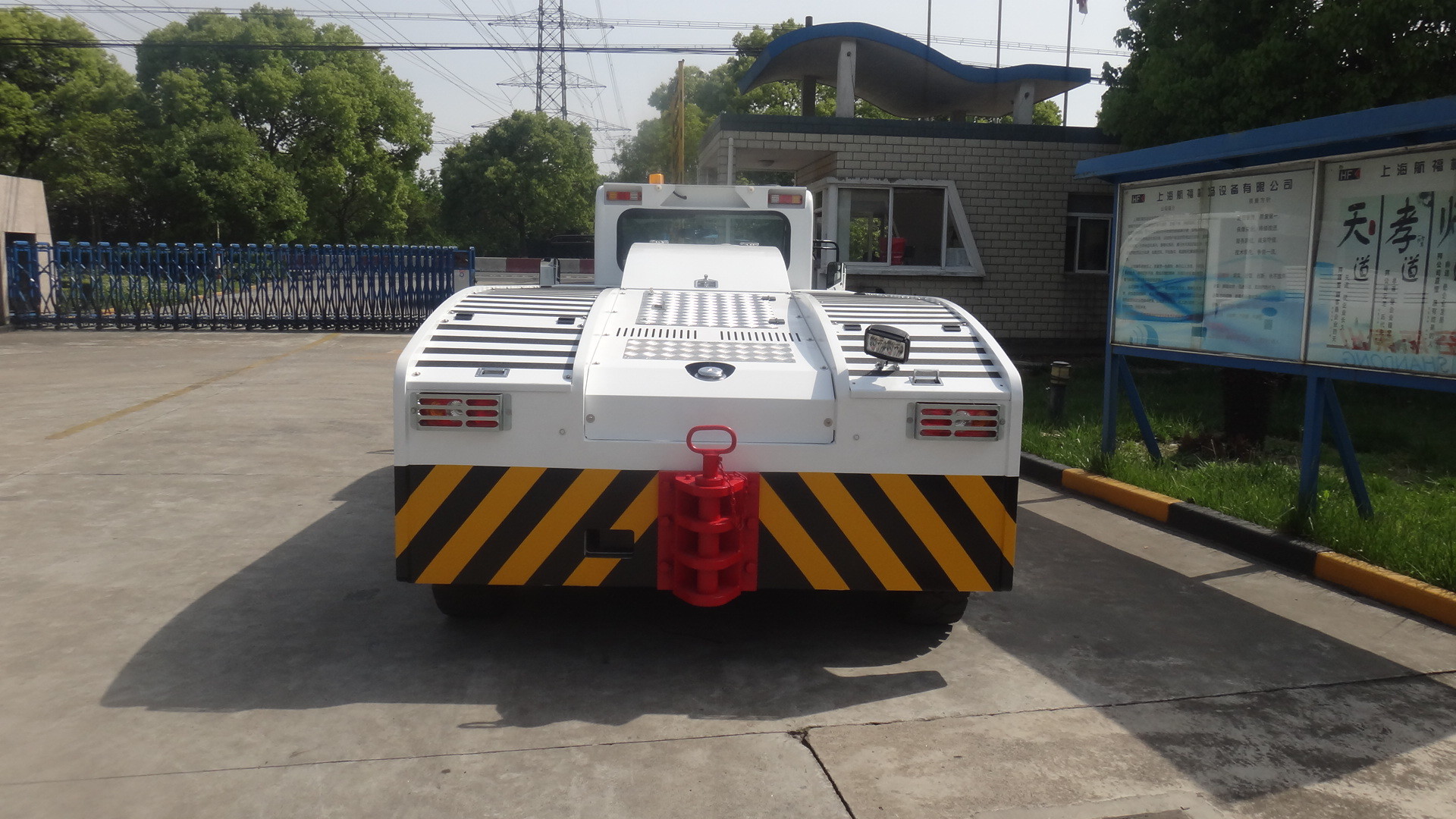 China CE Aircraft Tow Tractor 192000 Kg Max Towing Capacity With Lead Acid Battery factory