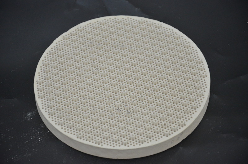 China Refractory Gas Heater Ceramic Plates , Round Porous Ceramic BBQ Hot Plates factory