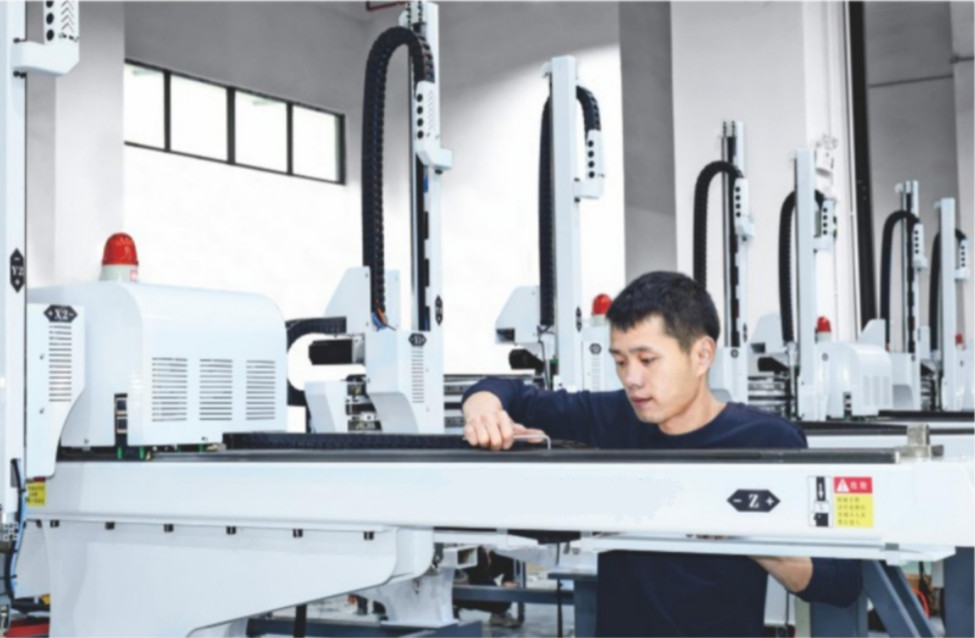 China Pick Out Axis Injection Molding Robots Servo Driven For PET Bottles Perfume factory