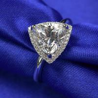 China Trangle Shape 3 Carat Moissanite Ring 3.05 Grams Gold Weight Customized Packing factory
