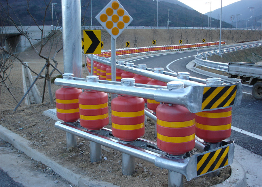 China Roadway Safety Barrier Traffic Safety EVA Roller Barrier Anti Crash Barrier factory