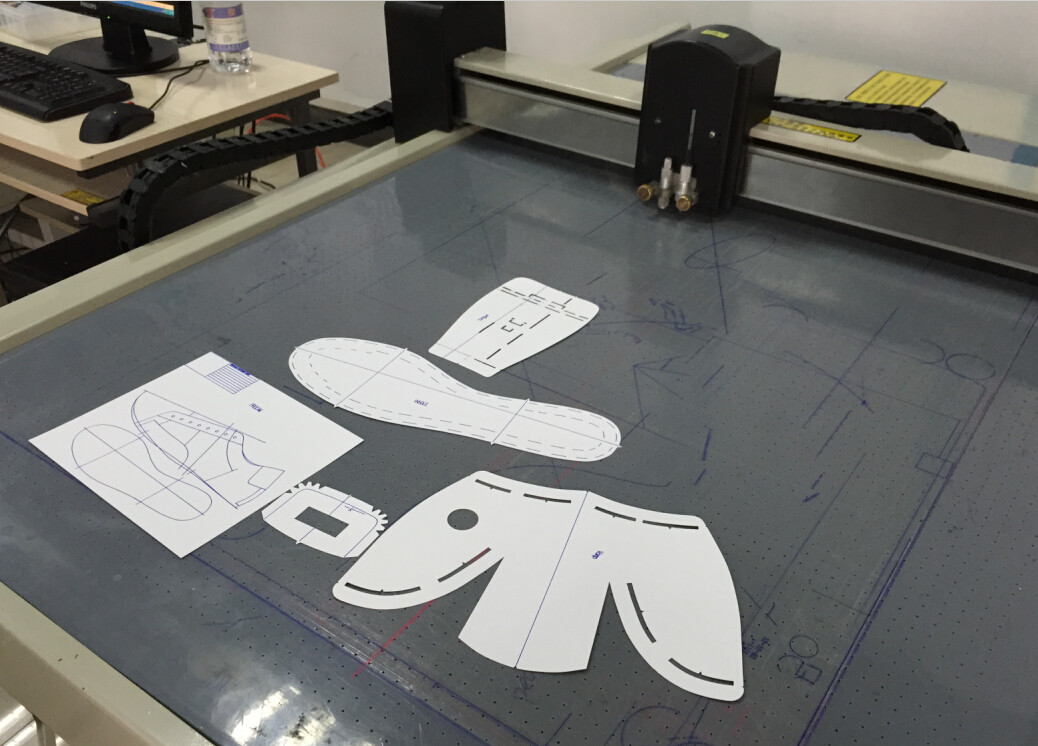 China Garment Apparel Shoe Paper Pattern Cutter Plotter CNC Knife Table factory