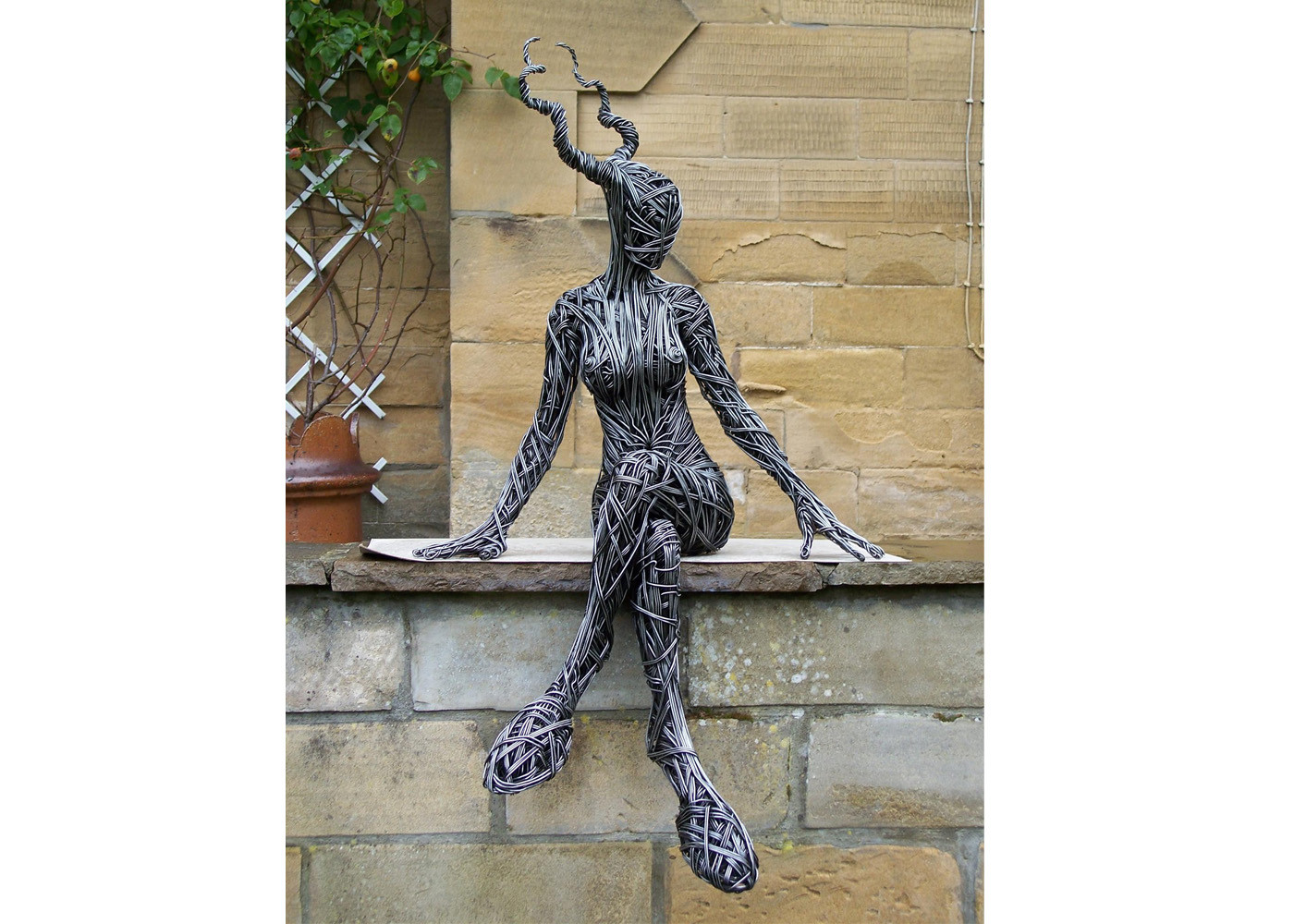 China Modern Outdoor Decorative Stainless Steel Wire Woman Sculpture factory
