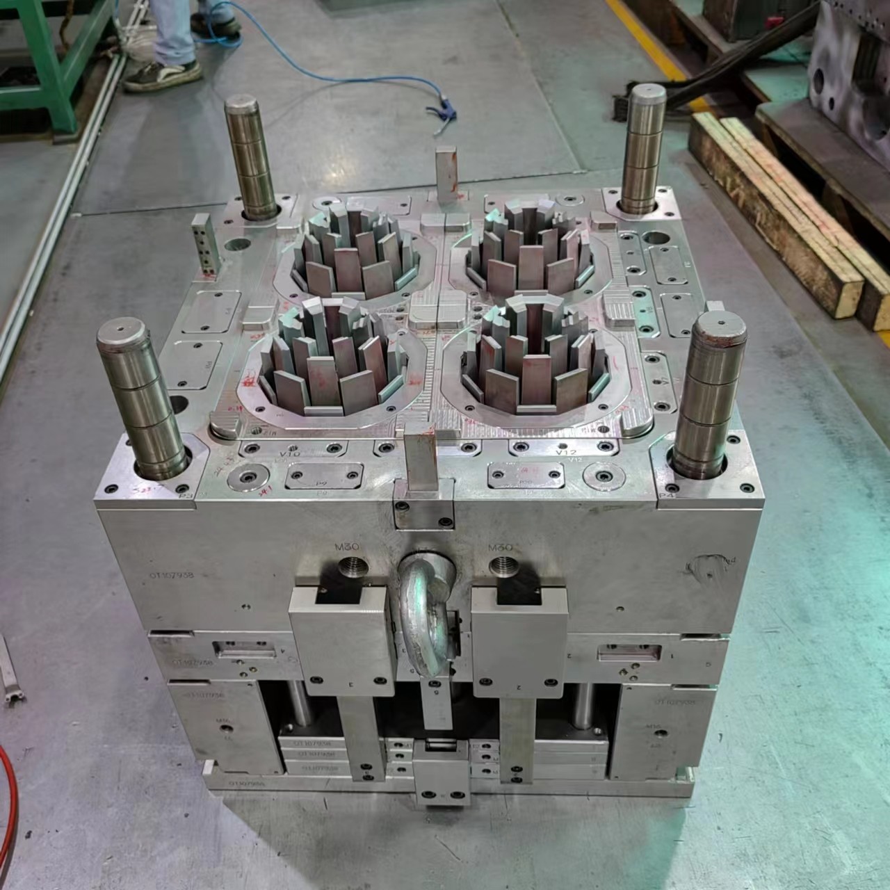China 0.02mm-0.05mm Tolerance Plastic Injection Mold 250k-300k Shots For Molding Parts factory