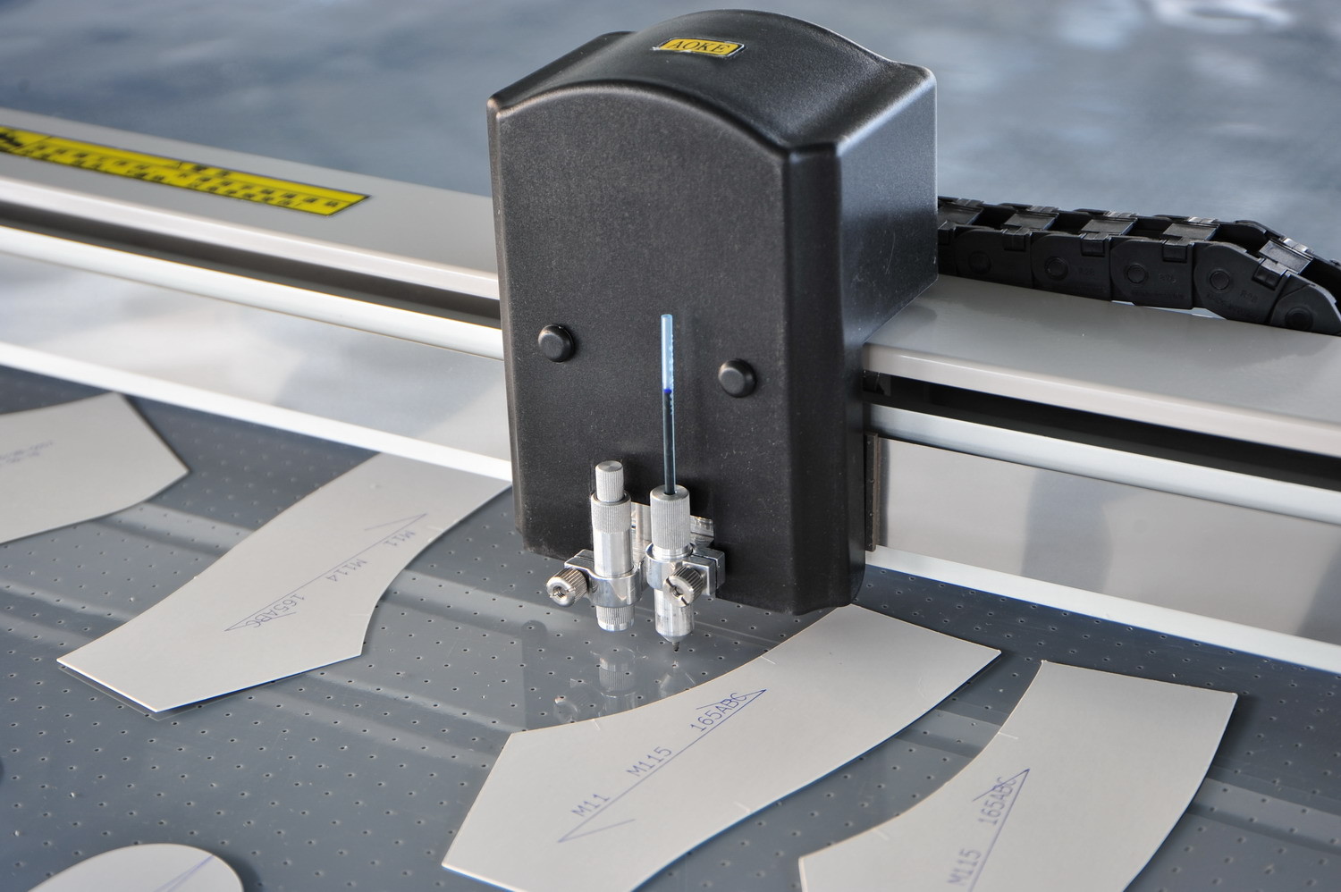 China Computerized Kraft Paper PVC Pattern Template CAD Knife Cutting Machine factory