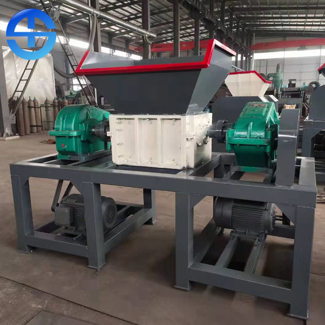 China 600kg/H 800kg/H Dual Shaft Shredder For Wood Leftovers 2*15kw Power factory