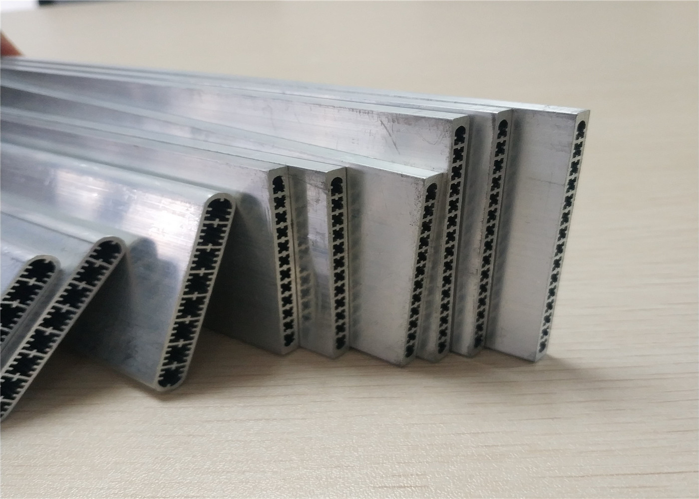 China AC Extruded Channel Multi Port Aluminium Extrusion Tube For New Energy Vehicle factory