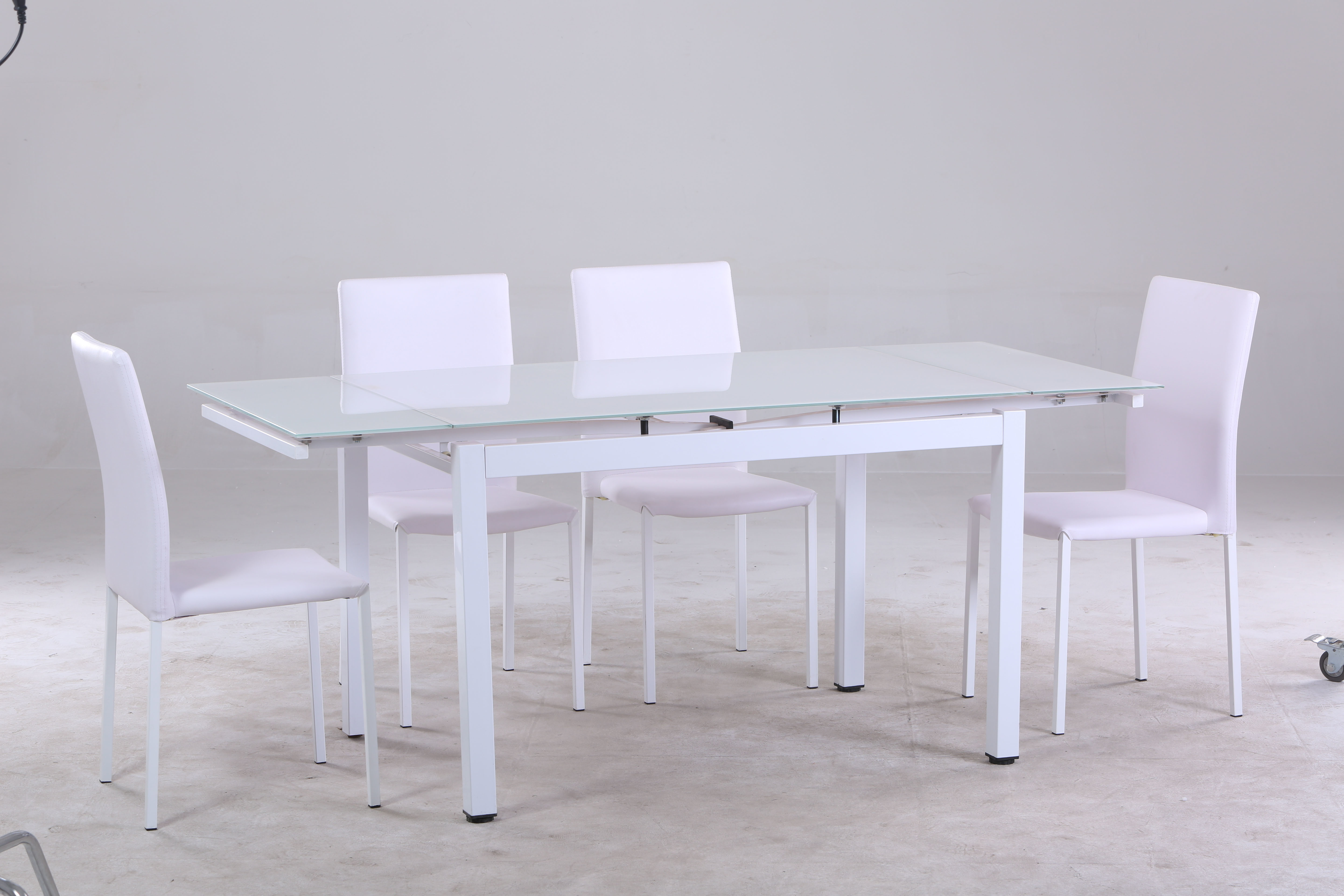 China Fashion Retractable Rectangle White Tempered Glass Dining Table factory