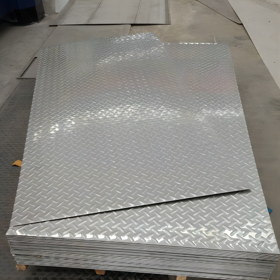 China Marine Grade 5052 H32 Aluminium Checker Plate Two Bars Pattern Embossing For Truck Box factory