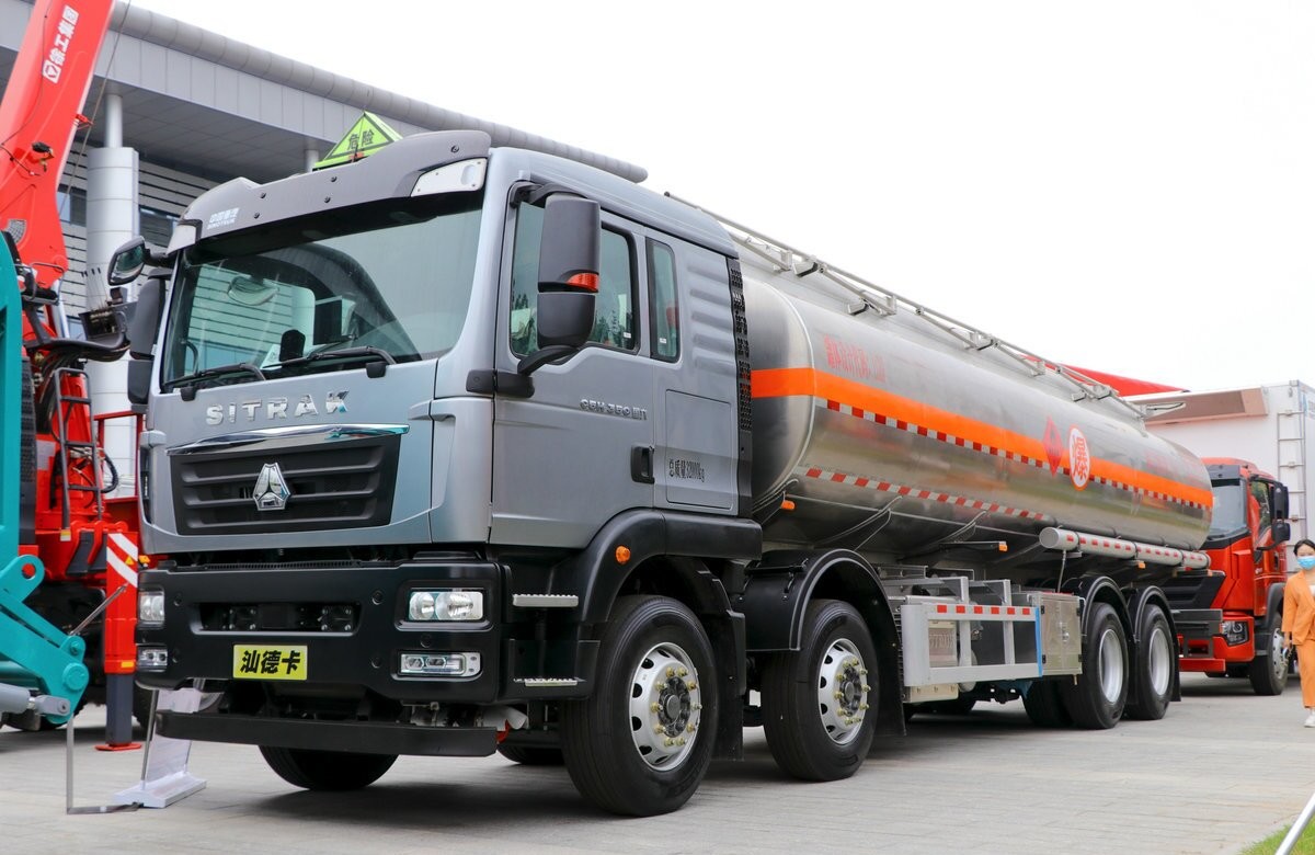 China Used Heavy Duty Trucks Sinotruck Second Hand Oil Tanker 8*4 Drive Mode 26 Cubic 4 Axles factory