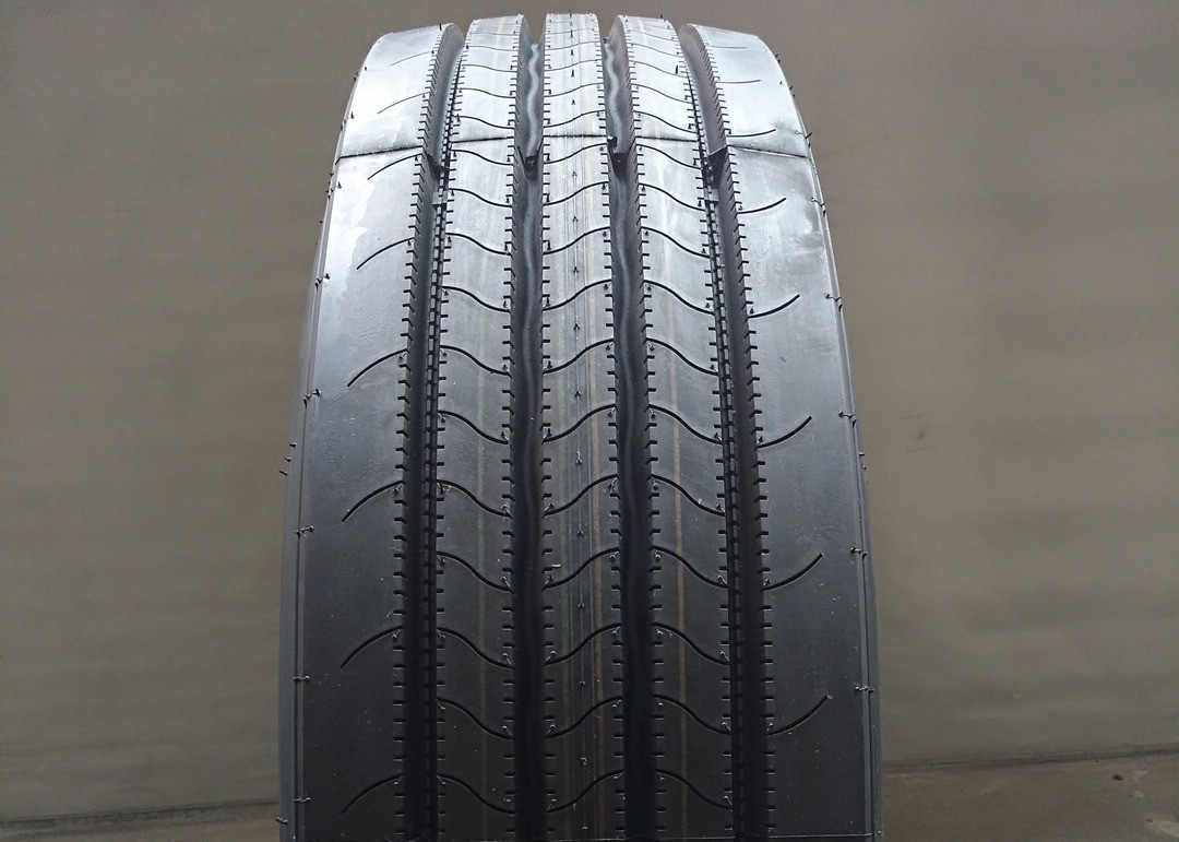 china Rib Tread 12R22.5 Highway Truck Tires Four Straight Grooves Design Light Weight