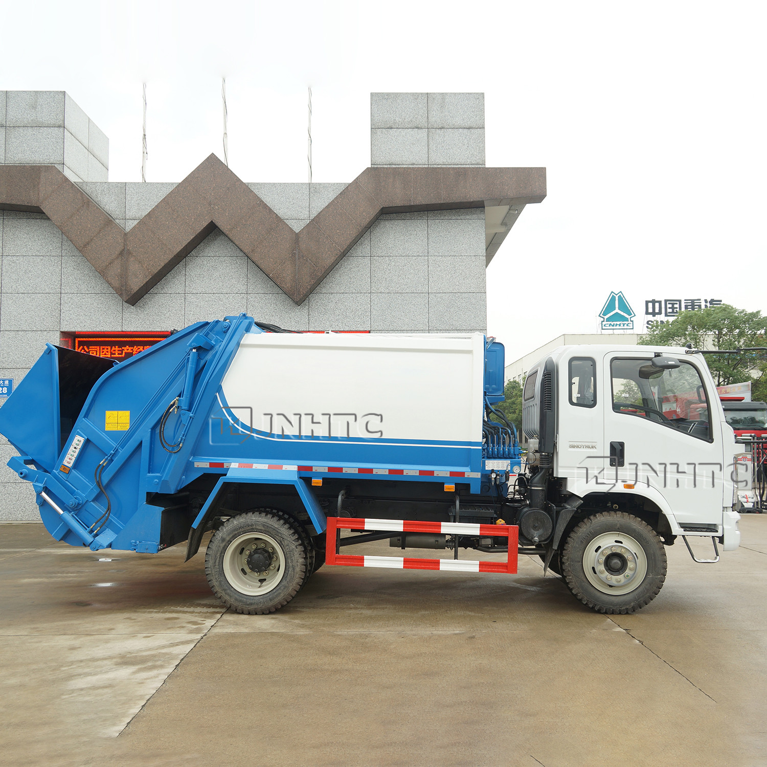 China HOWO 4x2 Small 5m3 Garbage Compactor Truck factory
