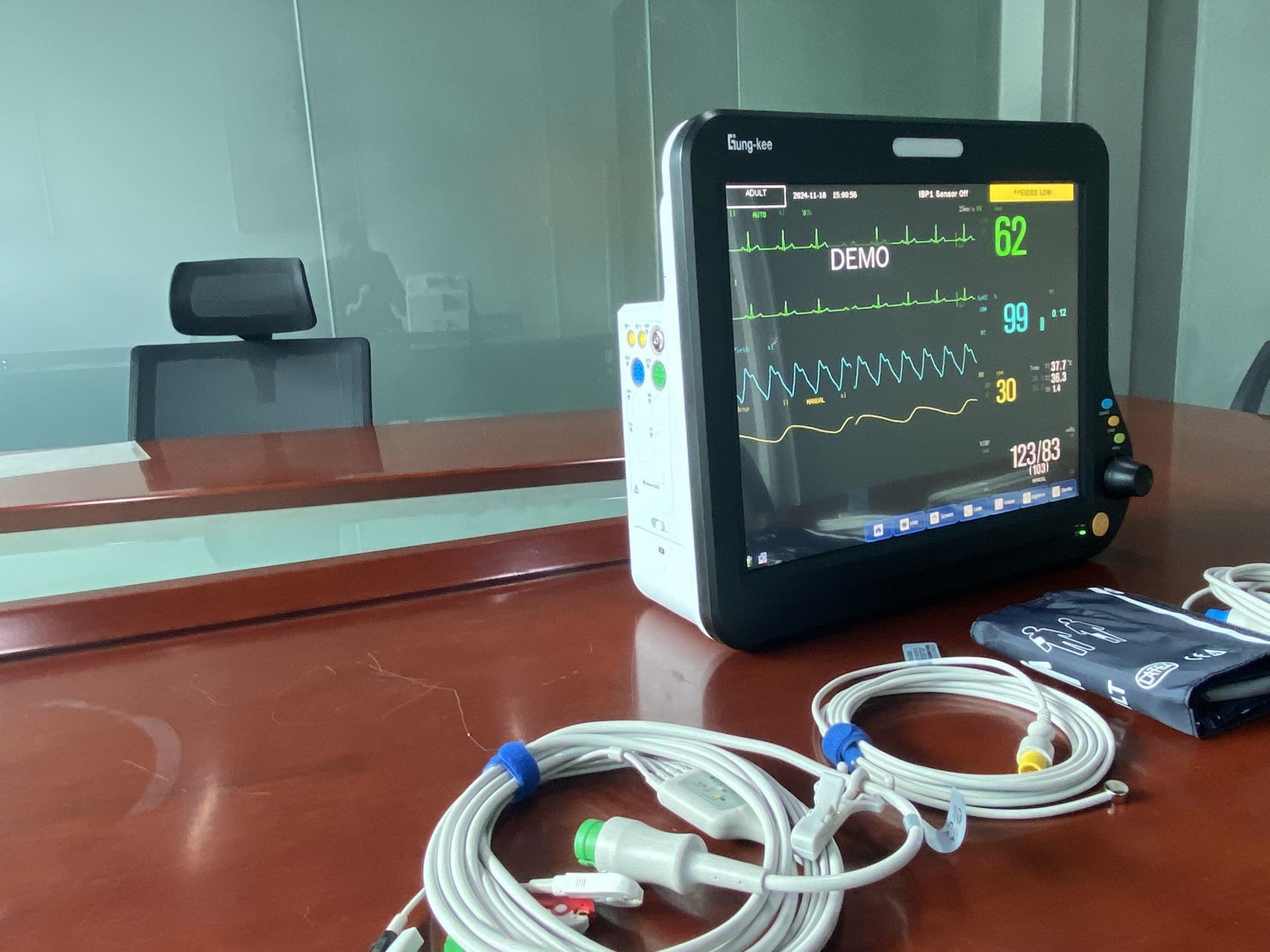 China 15 inch TFT LCD high-end multi parameter patient monitors used in OR/OT, ICU, CCU, neonatal department factory