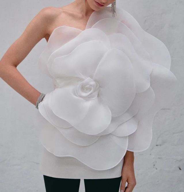 China Apparel Custom Vendor High End Slanted Shoulder Flower Dress Sleeveless Skirt White Wedding Dress factory