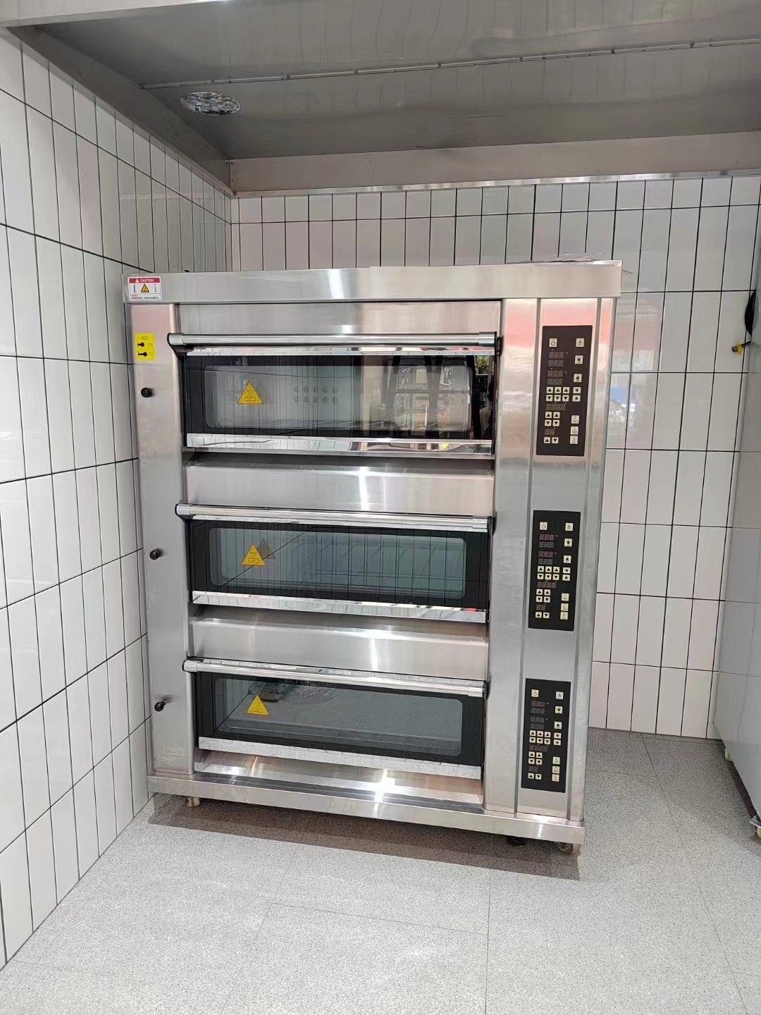 China Modular Bakery Deck Oven 40X60cm 3 Deck 9 Tray Gas Oven With Steam Stone For Pizza Baking factory