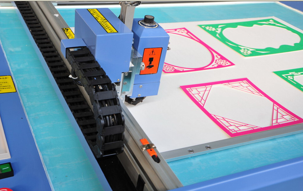 China Photo Frame Mat Board Cutting Machine Complicated Arts Pattern Cutter factory