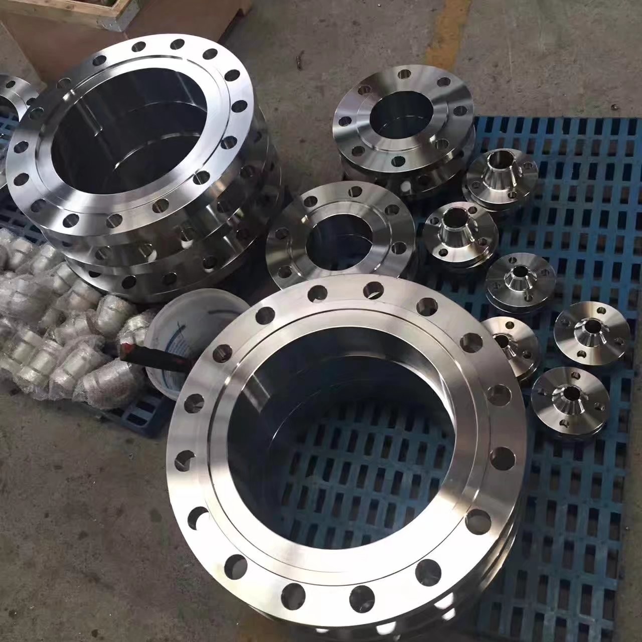 China ASME B16.47 Flat Face Weld Neck Flange , Long Weld Neck Flange 300lbs Pressure Ameriforge/Coffer/Texas Metals (USA), factory