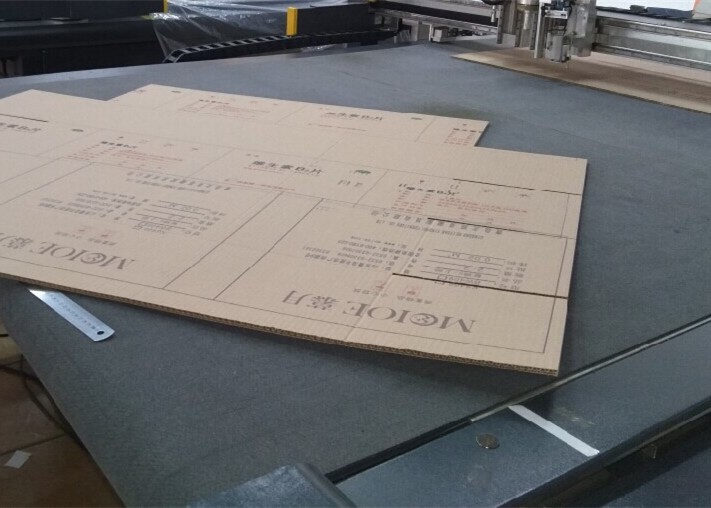 China Poland Box Corrugated Sample Flatbed Cutting Machine DXF Design factory
