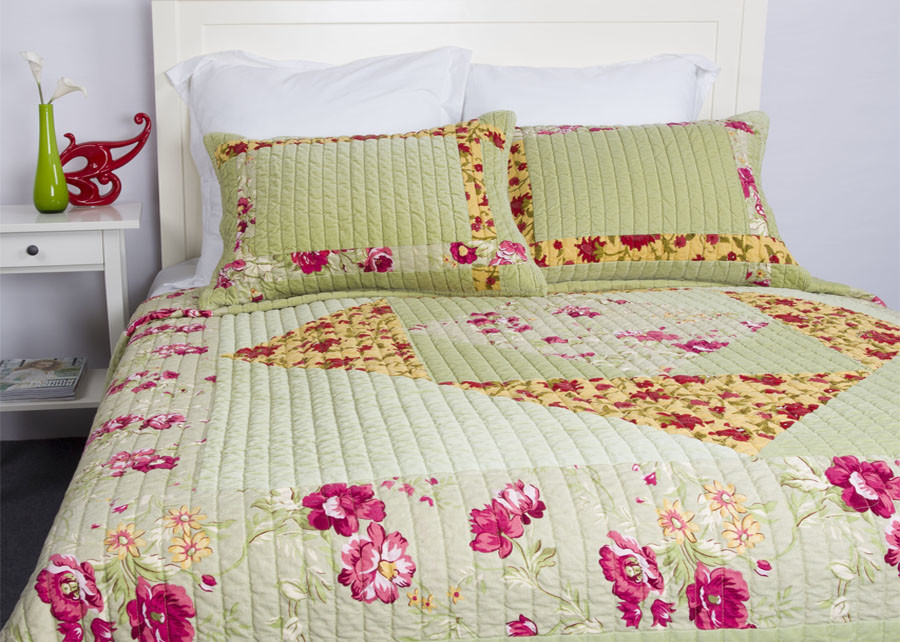 China Embroidered Velvet Quilted Bedspread , Straight Lines 3pcs Cotton Quilts And Coverlets factory