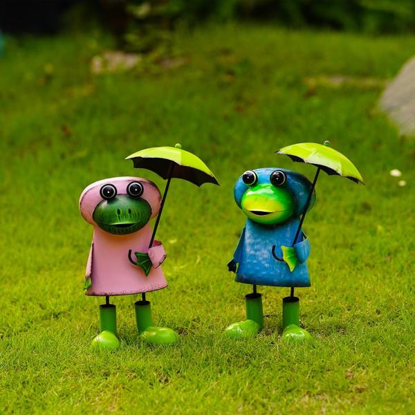 Quality Durable Frogs Metal Garden Ornaments Weatherproof - Frogs In Raincoat Lawn for sale