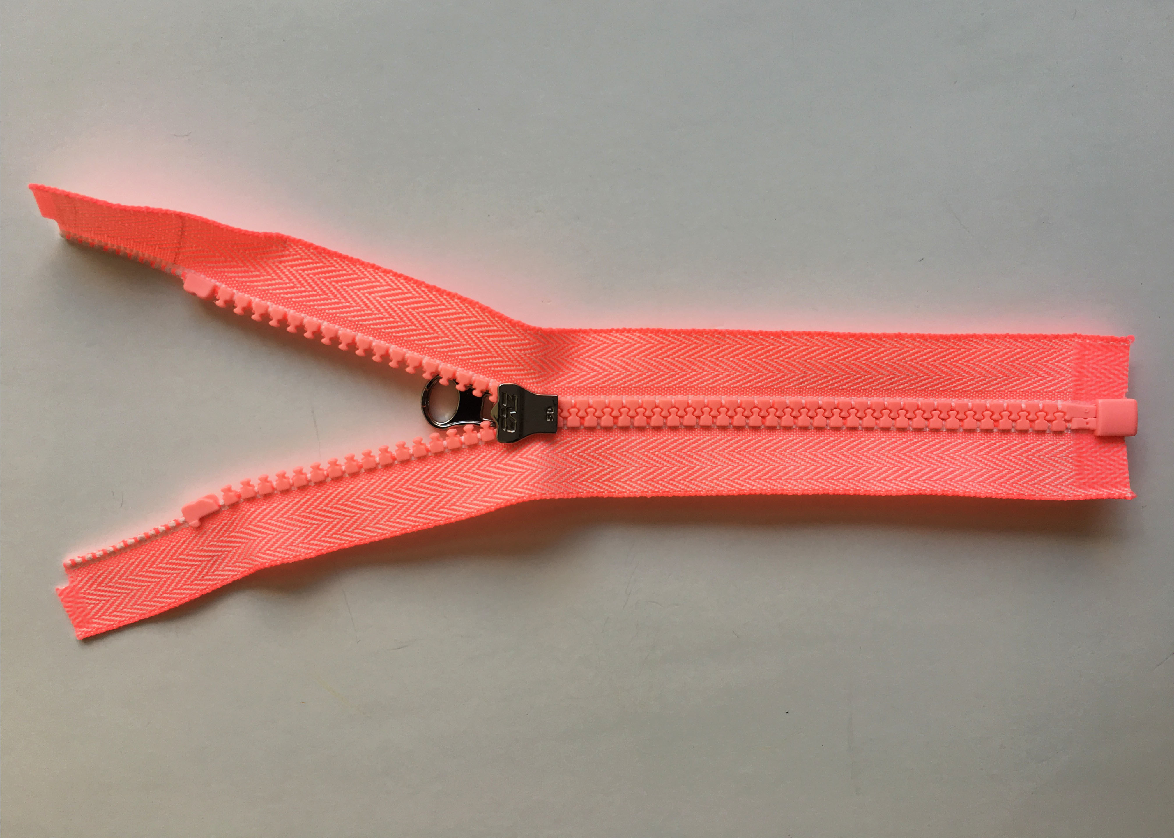 China Colored 	Sewing Notions Zippers 7# nylon zipper close end with auto - lock slider painted factory