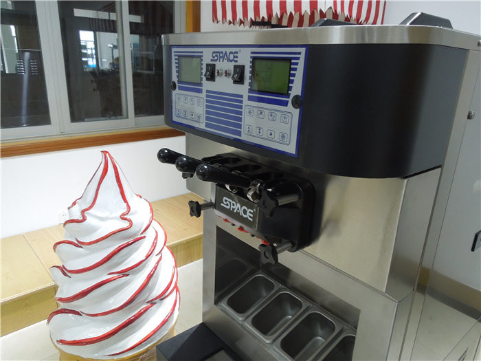 China Low Noise 3 Flavors Soft Ice Cream Machine / Commercial Ice Cream Making Machine factory