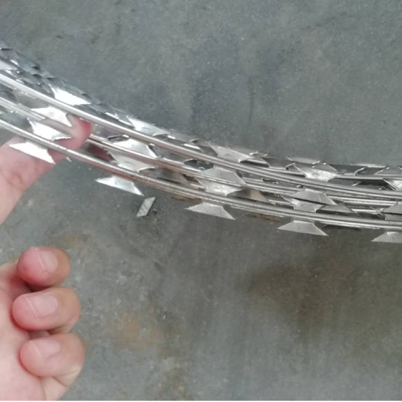China Stainless Steel Bto-22 Concertina Razor Blade Barbed Wire Coil for sale