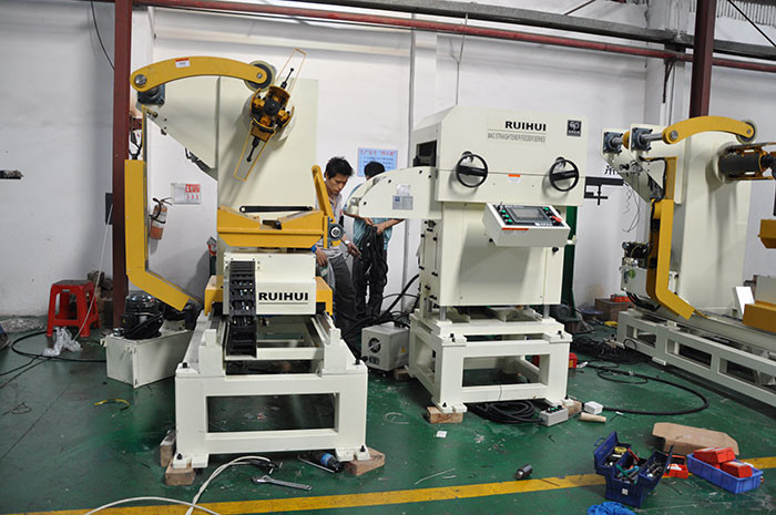 China Metal Strip Stamping Automatic Punch Blanking Servo Feeder Size 3200*2100*2300 factory
