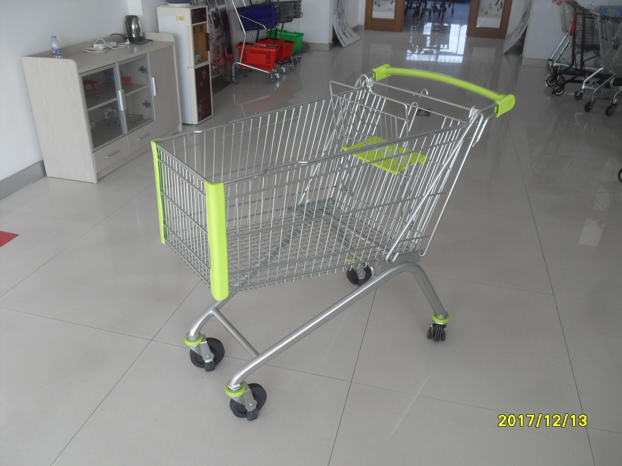 China 150 Liter Grocery / Supermarket Shopping Cart With Anti UV Plastic Parts factory