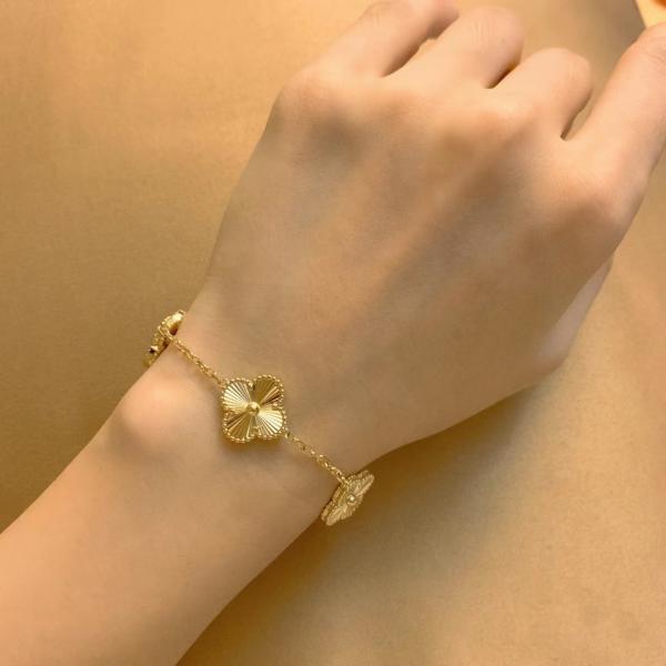 Quality Luxury Brand 18k Yellow Gold Bracelet HK Setting Jewelry With Unique Designs for sale