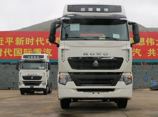Quality White SINOTRUK HOWO 4X2 Prime Mover Truck Tractor Head 336HP ZZ4257S3248V for sale