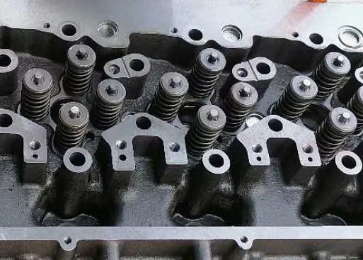 Quality Casting Iron 6D16 SK330-6 Cylinder Head Assy For Truck Engine for sale